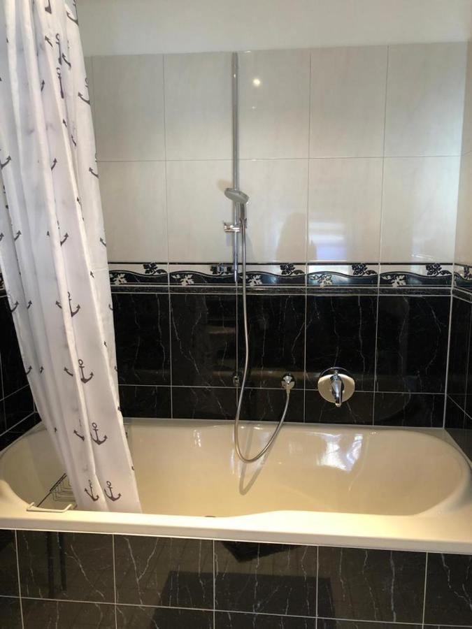 Grenznahe Ferienwohnung Mit 4 Schlafzimmern 格伦扎克·威伦 外观 照片